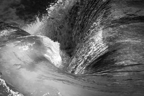 Wasserfall-Whirlpool als ruhiger Hintergrund schwarz-weiß — Stockfoto