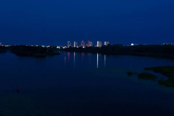 夜城市在河 — 图库照片