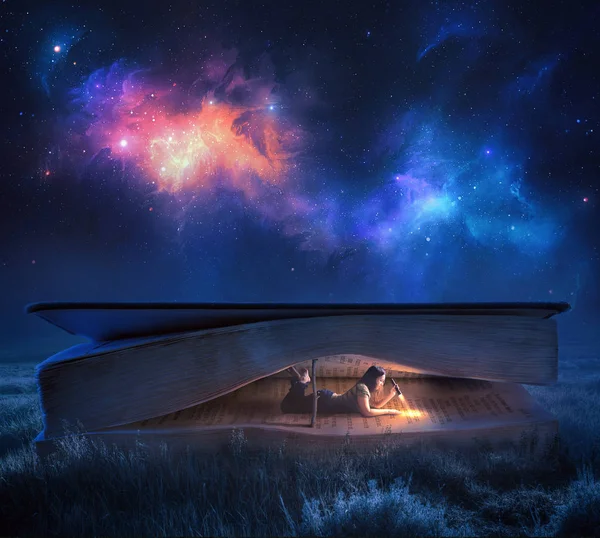 Μια Γυναίκα Διαβάζει Ένα Μεγάλο Βίβλος Νύχτα Κάτω Από Αστέρια — Φωτογραφία Αρχείου