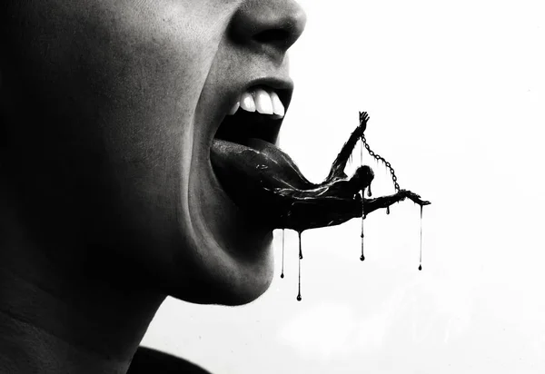 一个人说话 舌头被黑色和污秽覆盖 — 图库照片