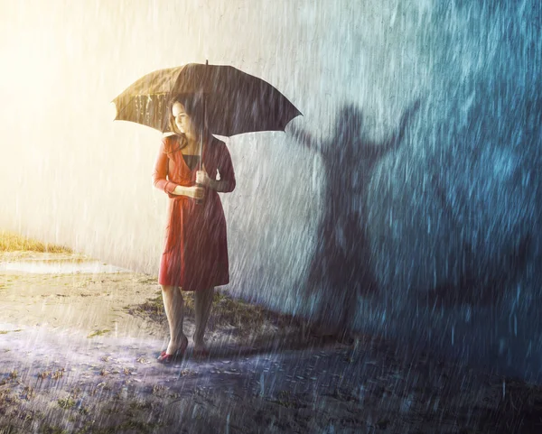 Een Vrouw Gevangen Een Regen Storm Met Een Verschillende Schaduw — Stockfoto