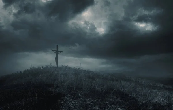 Jesus Está Pendurado Cruz Enquanto Escuridão Cobre Terra — Fotografia de Stock