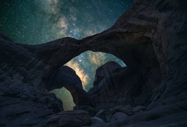 Dupla Arch az éjszakai égbolt alatt — Stock Fotó