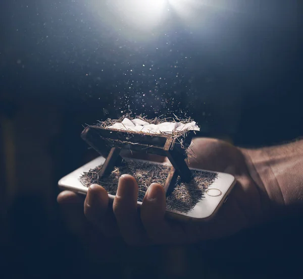 Pequeño Pesebre Descansa Encima Teléfono Inteligente —  Fotos de Stock