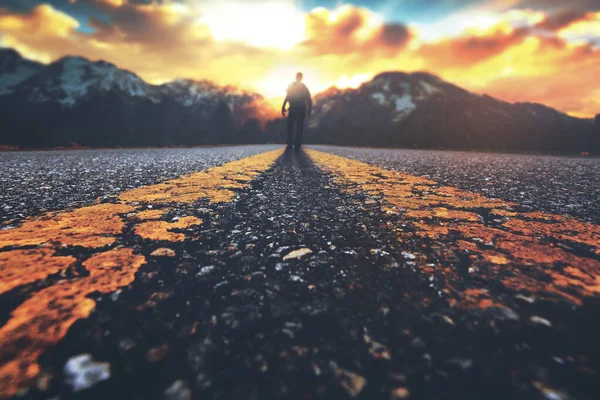 Человек Идущий Дороге Закату Гор — стоковое фото