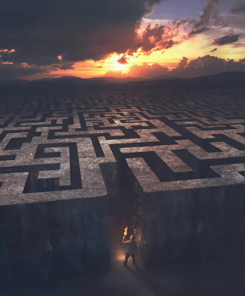 Ein Mann Betritt Dunkeln Ein Riesiges Labyrinth — Stockfoto