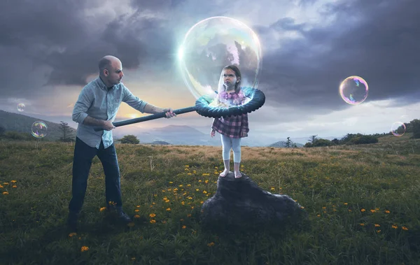 Отец Помещает Своего Неохотного Ребенка Пузырь — стоковое фото