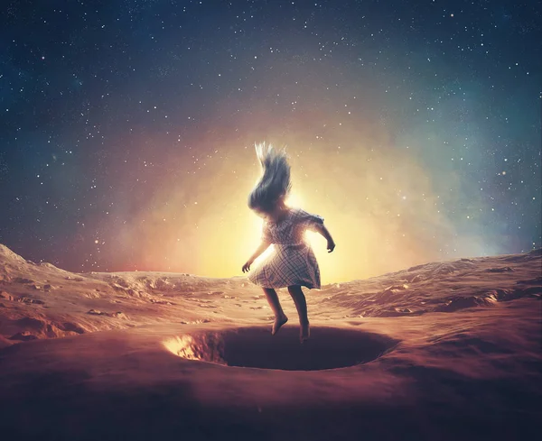 小さな女の子が火星のクレーターに飛び込み — ストック写真