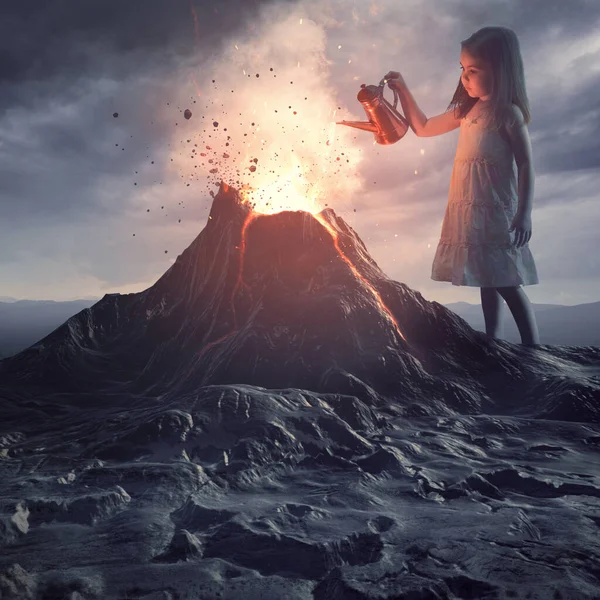 小さな女の子は火山の上に立って炎を出すために水を注ぐ — ストック写真