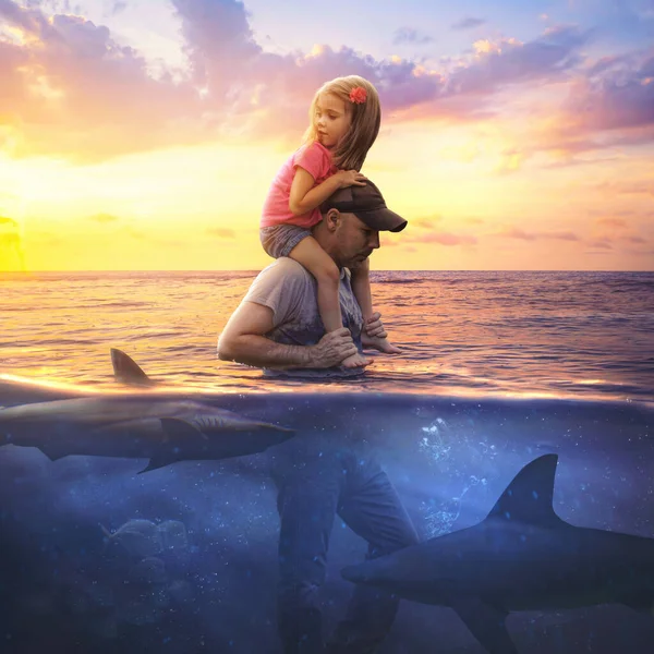 Pai Filha Viajando Por Águas Investidas Tubarão — Fotografia de Stock