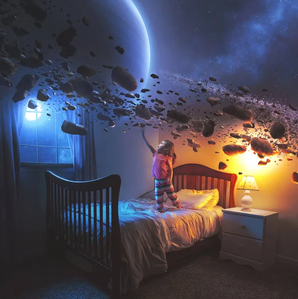 小さな女の子は土星の輪を見るために彼女の寝室で彼女の想像力を使用します — ストック写真