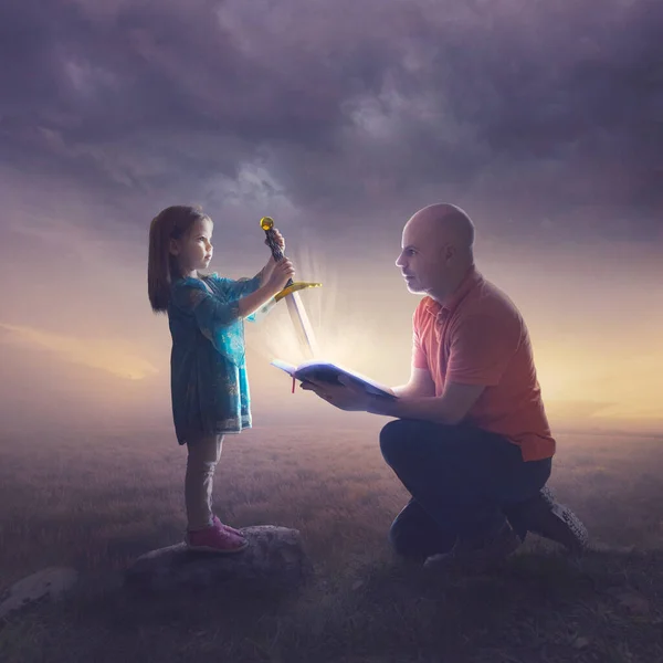Ένα Κοριτσάκι Βγάζει Ένα Φωτεινό Σπαθί Από Βίβλο — Φωτογραφία Αρχείου
