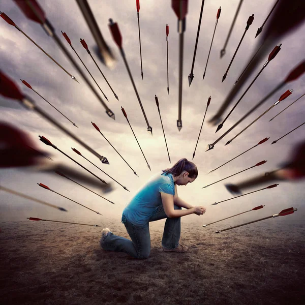 Una Mujer Está Sola Oración Mientras Está Rodeada Muchas Flechas — Foto de Stock