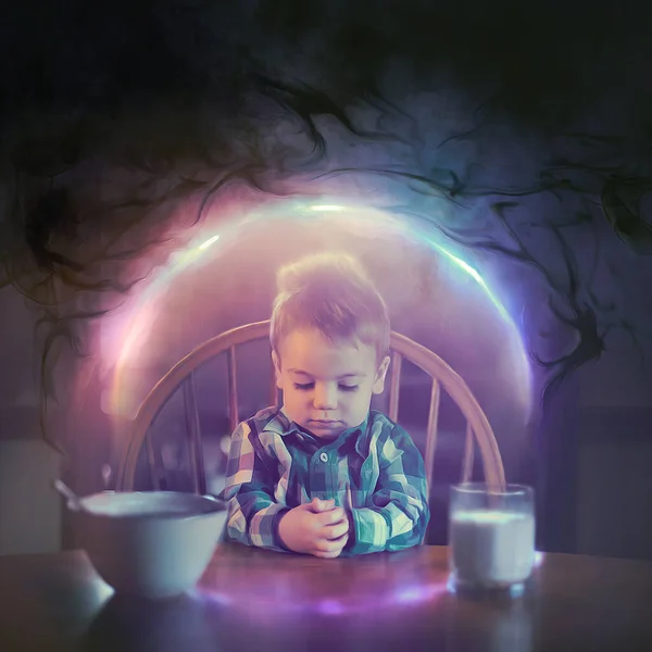 Mały Chłopiec Modli Się Przy Kuchennym Stole Ciemnością Próbując Się — Zdjęcie stockowe