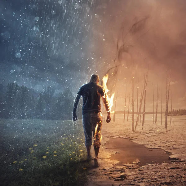 Homem Caminha Através Fogo Ardente Chuva Refrescante — Fotografia de Stock