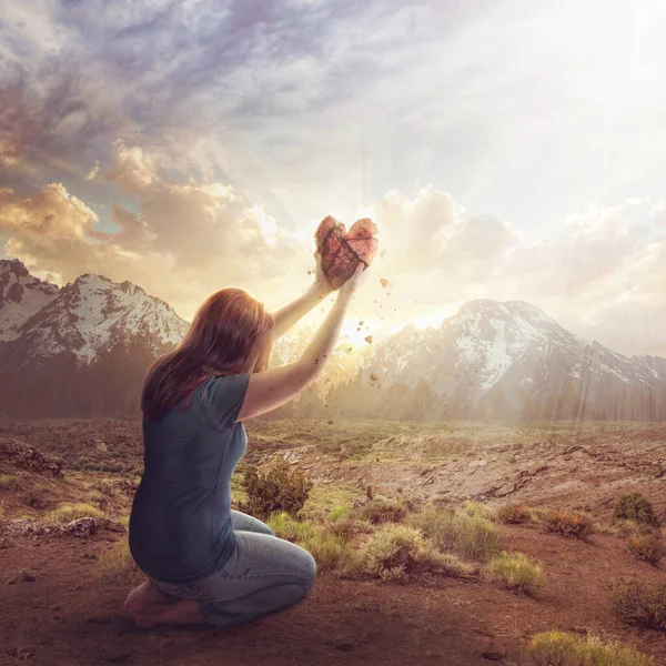 Μια Γυναίκα Σηκώνει Ραγισμένη Της Καρδιά Στον Ουρανό — Φωτογραφία Αρχείου