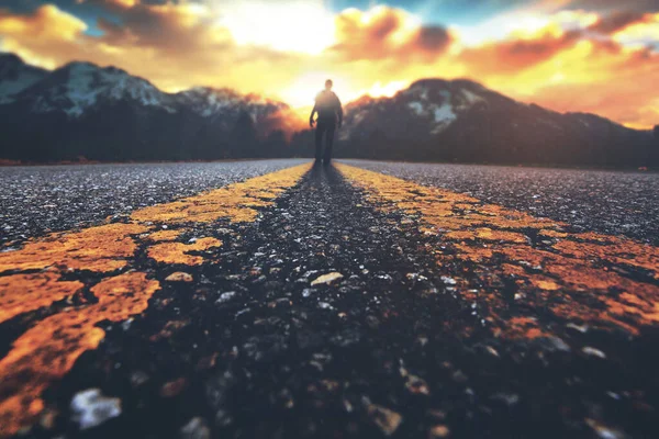 Uomo Che Cammina Lungo Una Strada Verso Tramonto Montagna Immagine Stock