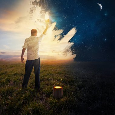 Bir adam geceyi resmediyor