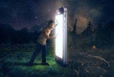 Bir adam cep telefonuna bakar ve dikkati dağılır.