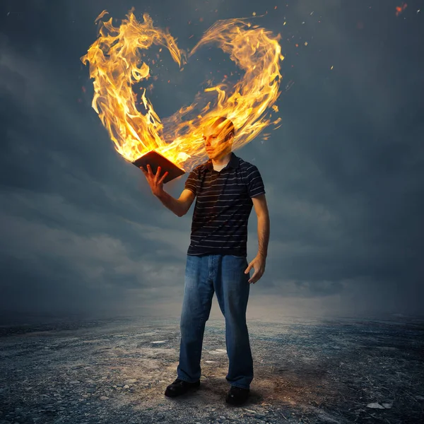 Uomo Tiene Una Bibbia Con Fuoco Forma Cuore — Foto Stock