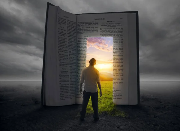 Homem Entra Por Uma Porta Através Uma Bíblia — Fotografia de Stock