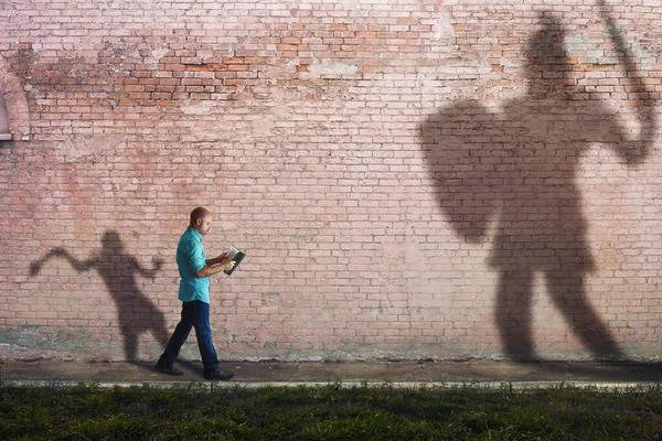 Homem Uma Bíblia Enquanto Sua Sombra David Lutando Goliath — Fotografia de Stock