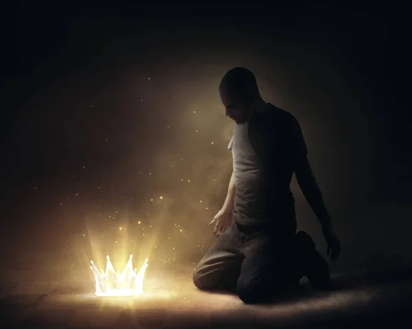 Man Kneels Lays His Crown — Stock Photo, Image