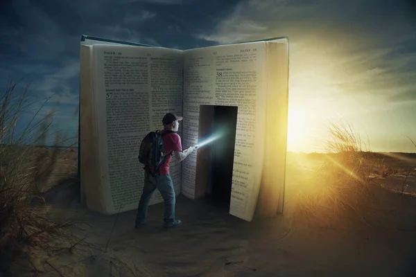 Uomo Scopre Una Porta Dentro Una Bibbia Immagine Stock