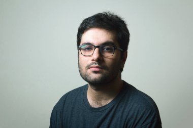 Oda portresindeki genç bir adam.