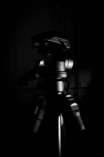 Camera Tripod Stand Quarto Escuro — Fotografia de Stock