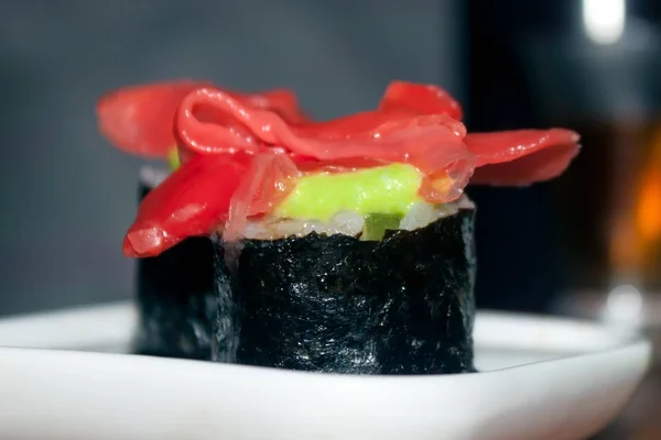 Kare tabakta zencefil li suşi ve wasabi