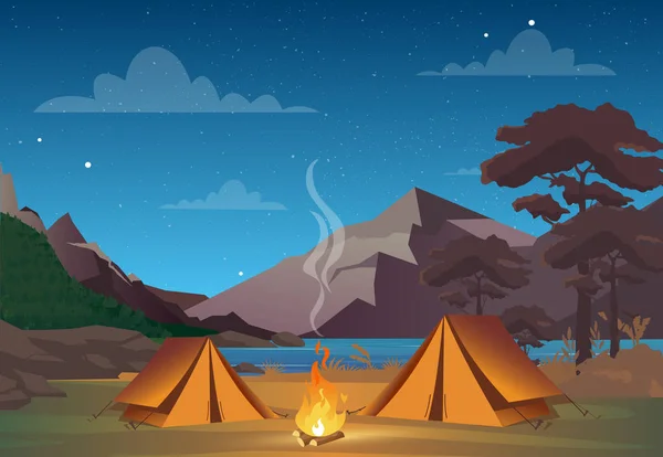 Dağlar üzerinde güzel manzaralı gece zamanında kamp vektör çizim. Aile kamp akşam saat. Çadır, yangın, orman ve rocky Dağları arka plan, gece gökyüzünde bulutlar ile.