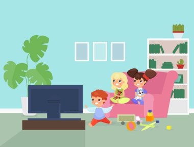 Çocuklar televizyon seyrediyor. Düz vektör çizimi. Kanepede oturan sevimli çocuklar çizgi film karakterleri. Gülümseyen anaokulu öğrencileri yumuşak oyuncaklarla oynuyorlar, küplerle. Çekici çocuklar televizyon programıyla eğleniyorlar..
