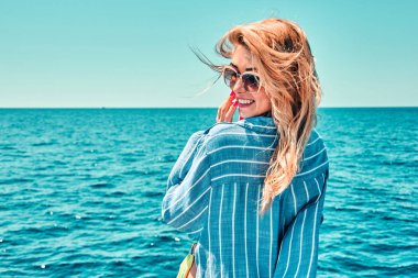 Cruise gemi tatil kadın denizde seyahat tatil zevk. Ücret -siz