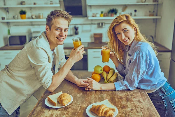 Romantic young couple cooking together in the kitchen, having a — Stock Photo, Image