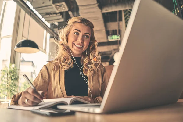 Feliz joven mujer de negocios caucásica empresario utilizando la computadora — Foto de Stock