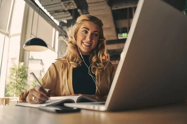 Feliz joven mujer de negocios caucásica empresario utilizando la computadora — Foto de Stock