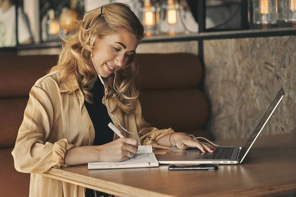 Feliz joven mujer de negocios caucásica empresario utilizando la computadora — Foto de Stock