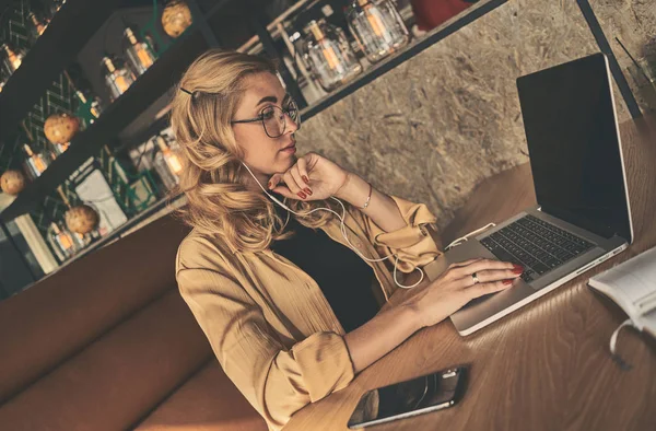Feliz joven mujer de negocios caucásica empresario utilizando la computadora — Foto de Stock