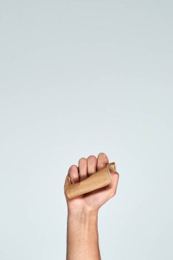 Kağıt bardak tutan bir el. Çöp dönüştürme geri dönüşüm kavramı.