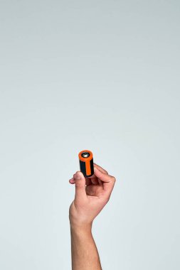 Bataryayı tutan el. Çöp dönüştürme geri dönüşüm kavramı.