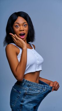 Beyaz bluzlu sıska kız, neticesinde hoş bir şok yaşadı.