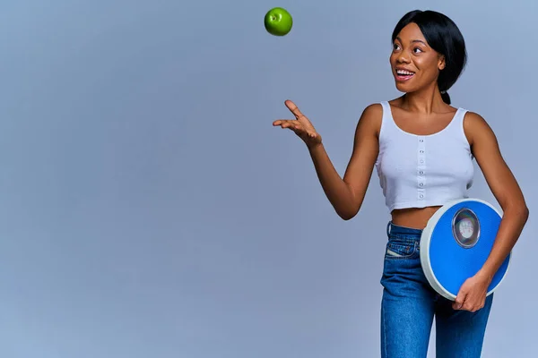 Sportmeisje Witte Top Jeans Met Schubben Frisse Sappige Appel Lucht — Stockfoto