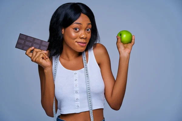 Štíhlá Pozitivní Žena Bílém Top Otázkou Ukazuje Ovoce Černá Čokoláda — Stock fotografie