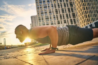 Gece sokakta güçlü bir adam yarat. Evin yakınında kol ve bacaklar için antrenman yap.