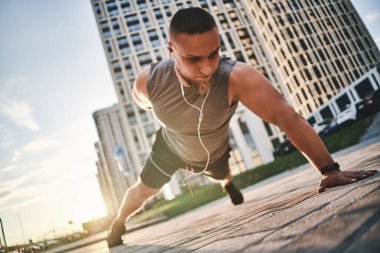 Gece sokakta güçlü bir adam yarat. Evin yakınında kol ve bacaklar için antrenman yap.