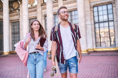 Modern öğrenciler teknik okuldan bir günlük yürüyüş için gönderilirler..