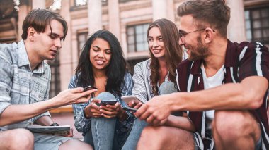 Odaklanan yetişkinlerde telefonlar model ve uygulama reklamları için ekranda görünürler