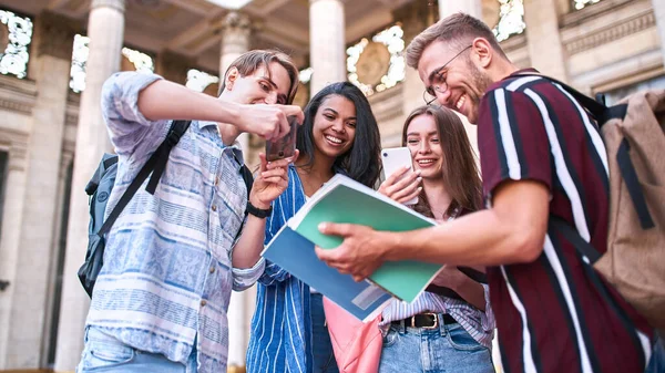 Pantallas Teléfonos Para Adultos Enfocados Para Anuncios Maquetas Aplicaciones — Foto de Stock