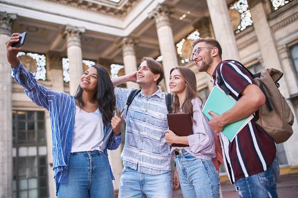 Primavera Equipo Día Soleado Está Aire Libre Haciendo Una Foto — Foto de Stock